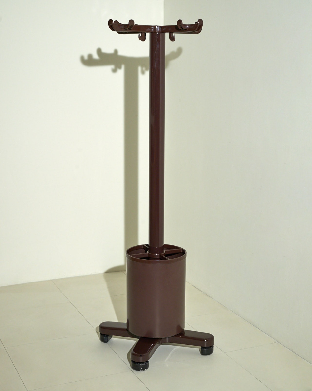 #6076 / Olivetti Synthesis 45 Coat Stand by Ettore Sottsass (brown)
