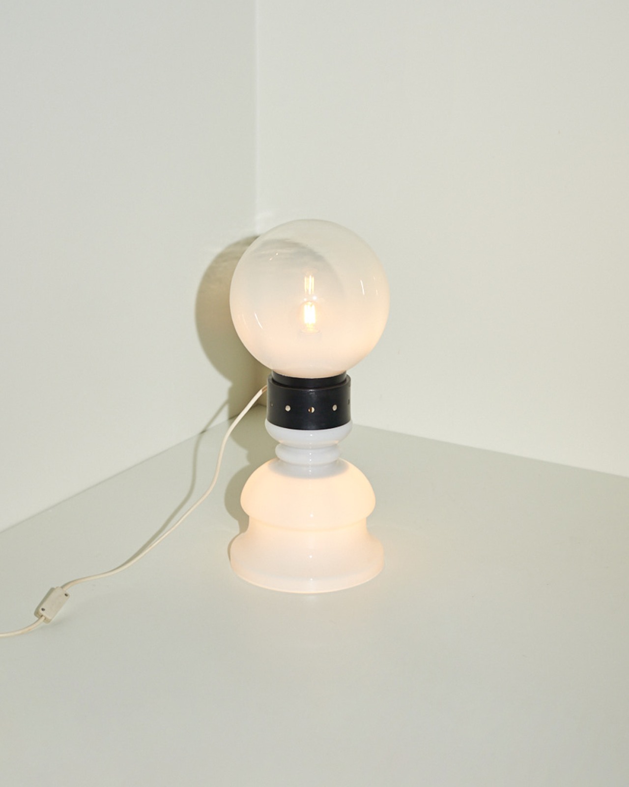 #10359 / Murano Glass Ball Vintage Table Lamp (white)